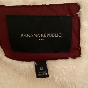 Medium Banana Republic puff vest in maroon.